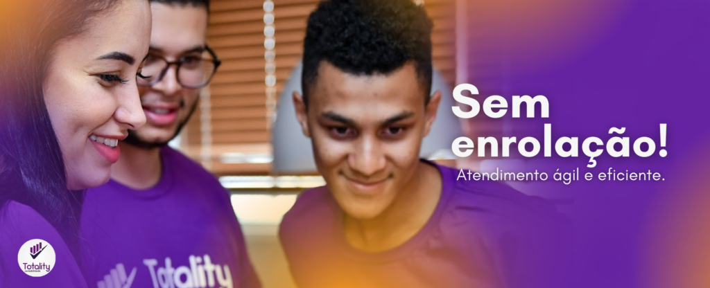 Três jovens sorrindo, vestindo camisetas roxas com o logo da Totality Contabilidade. À direita, há o texto "Sem enrolação! Atendimento ágil e eficiente."