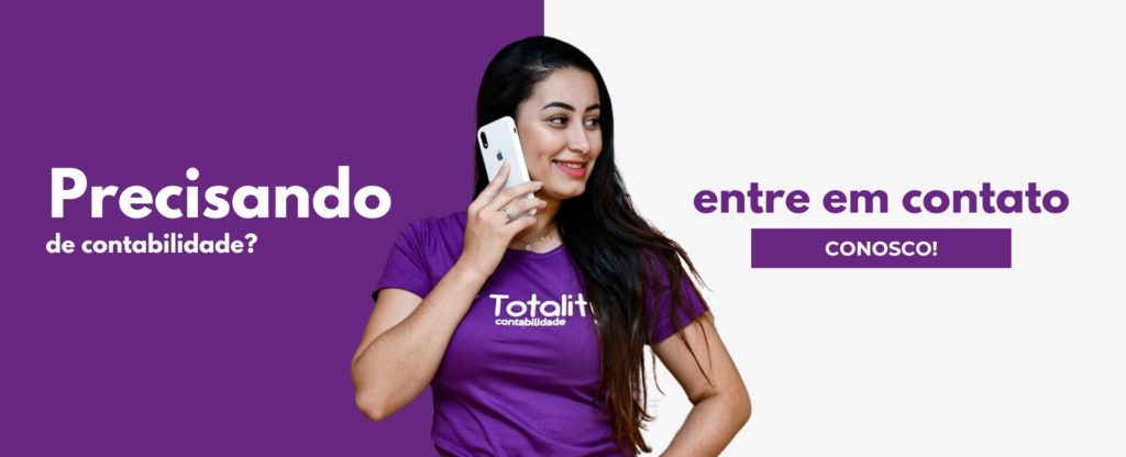 Imagem promocional de um escritório de contabilidade. À esquerda, há o texto "Precisando de contabilidade?" em branco sobre um fundo roxo. À direita, uma mulher sorridente está usando uma camiseta roxa com o logotipo "Totalit Contabilidade" e segurando um celular na orelha. Ao lado dela, está o texto "entre em contato conosco!" em roxo, com um botão roxo abaixo.