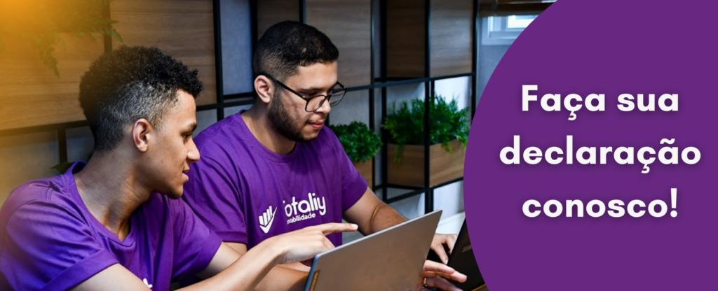 alt=dois-homens-olhando-computador-ao-lado-de-uma-frase-com-fundo-roxo