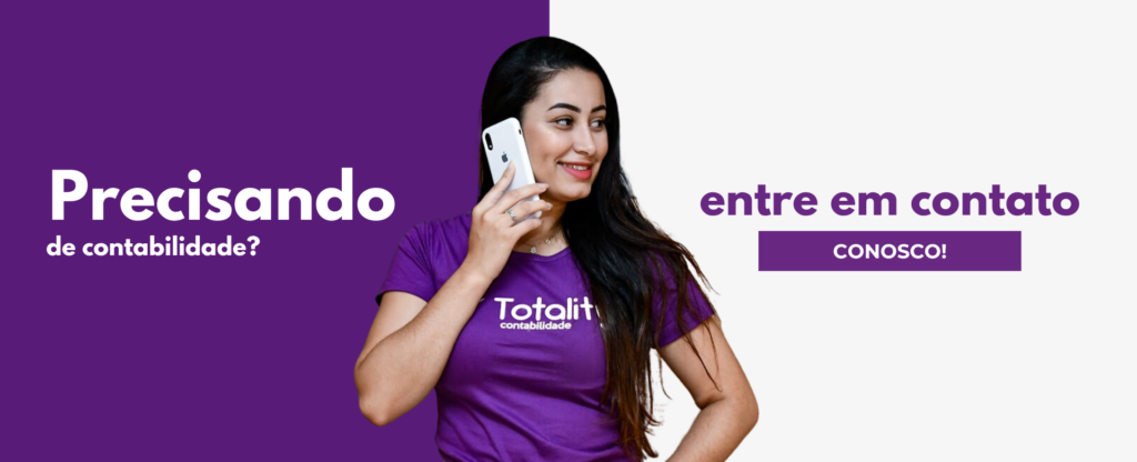 alt=mulher-com-celular-num-funo-branco-e-roxo